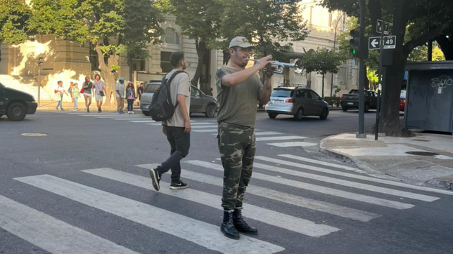 la historia del trompetista patriota que emociona a todos en los semaforos de la ciudad