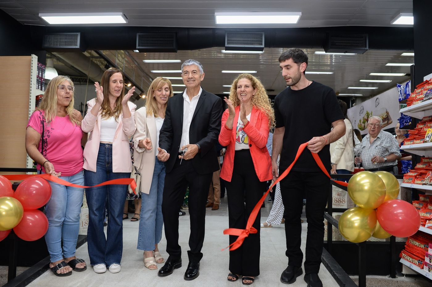 Reinauguración de supermercado El Nene  (5).jpeg