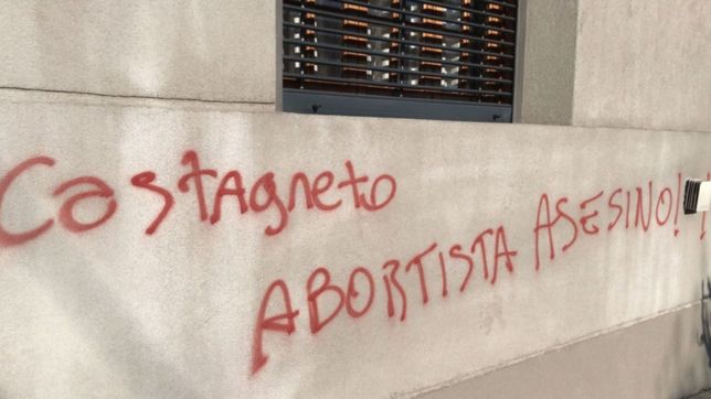 repudiable: agrupaciones provida atacaron la casa del diputado carlos castagneto