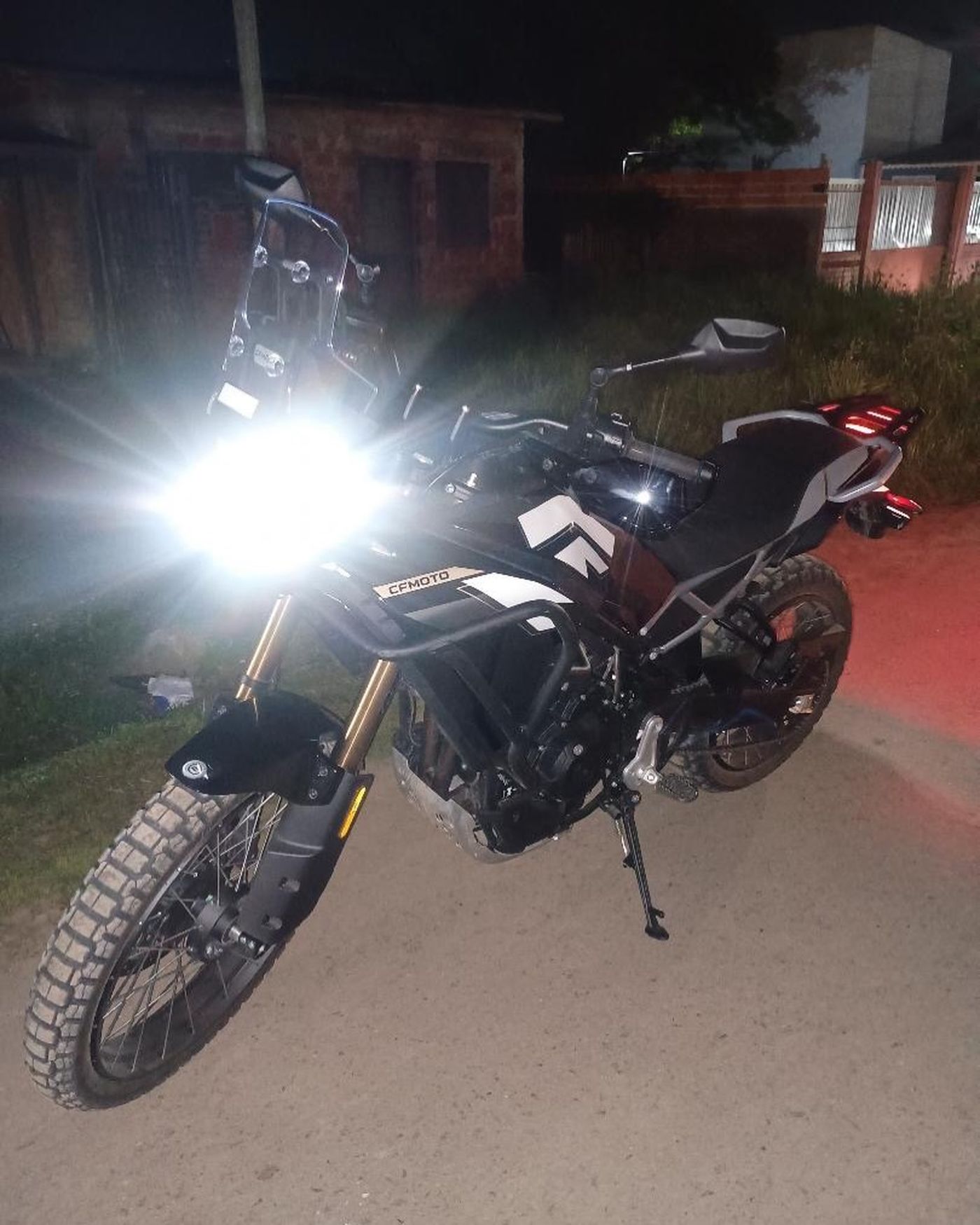 El due&ntilde;o de la moto robada pudo rastrearla gracias al GPS, se dirigi&oacute; con la polic&iacute;a a la megatoma de Los Hornos y la recuper&oacute;