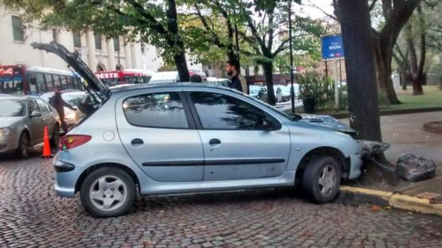 un automovilista siguio de largo y termino incrustado contra un arbol de plaza rocha