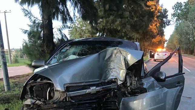tremendo choque en berisso: un auto se estrello contra un arbol