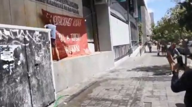 video: se recibio en la unlp y lo acribillaron a huevazos en pleno centro de la plata