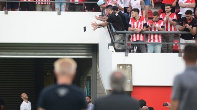 estudiantes: le tiraron un celular a mascherano de la tribuna y se saco una foto: aparecio la selfie