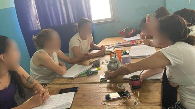 internos de las carceles bonaerenses realizan un taller de lectura durante el verano