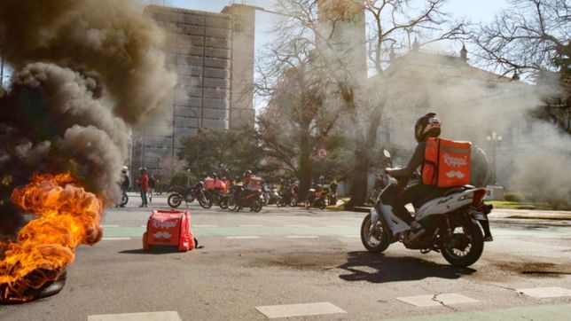 repartidores de apps marcharon por plaza moreno para pedir art y mas seguridad