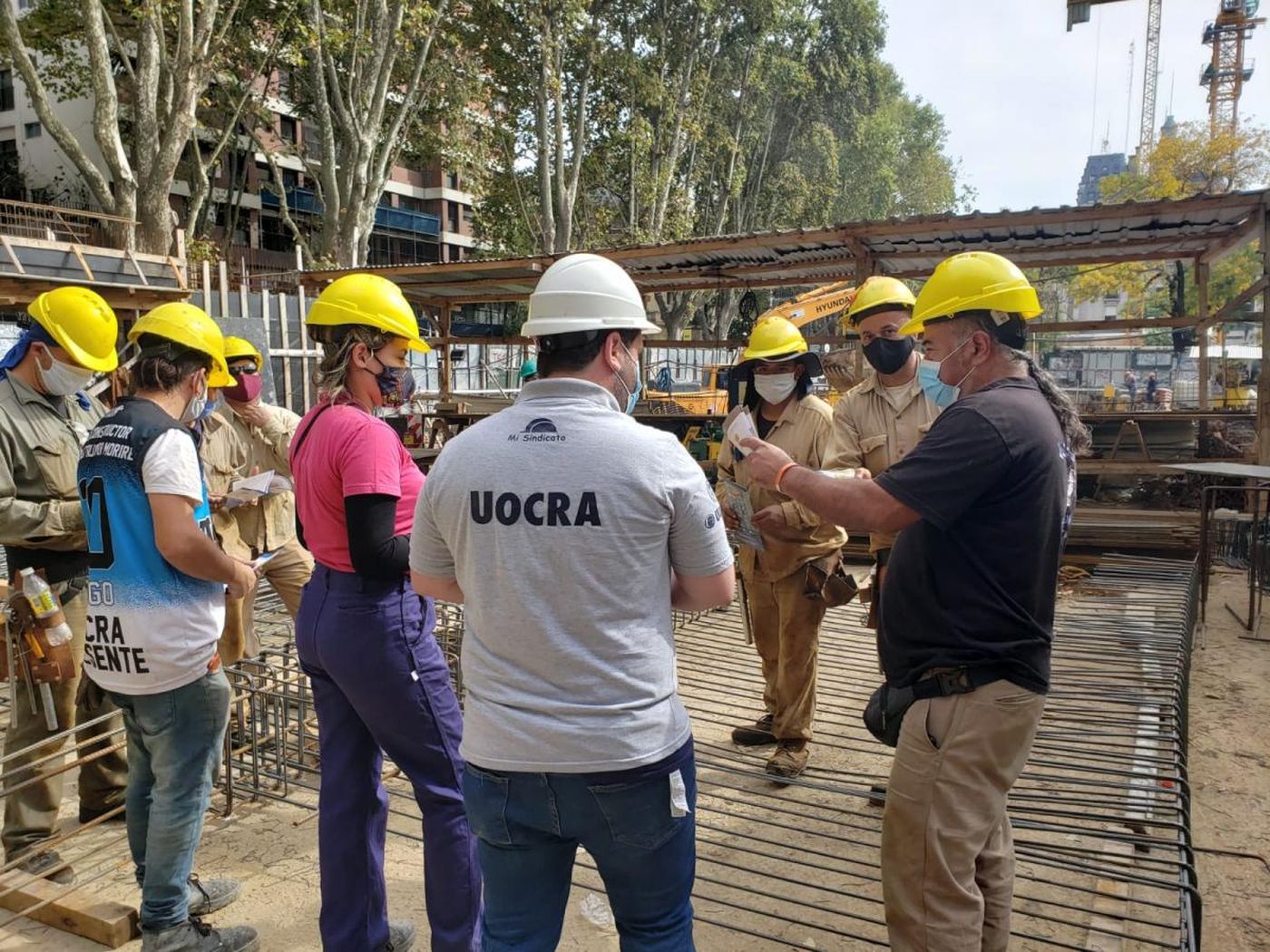 La UOCRA acordó un aumento del 20% y con revisión mensual para sus ...