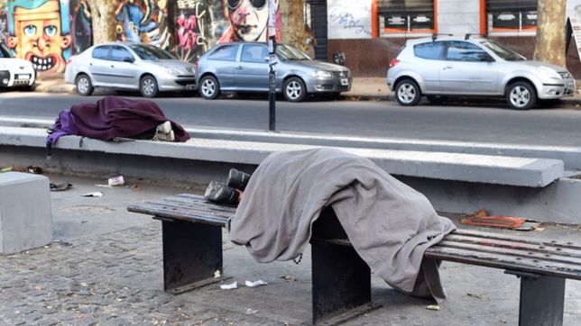 motochorros saquearon a un indigente y le robaron la comida y hasta los calzoncillos