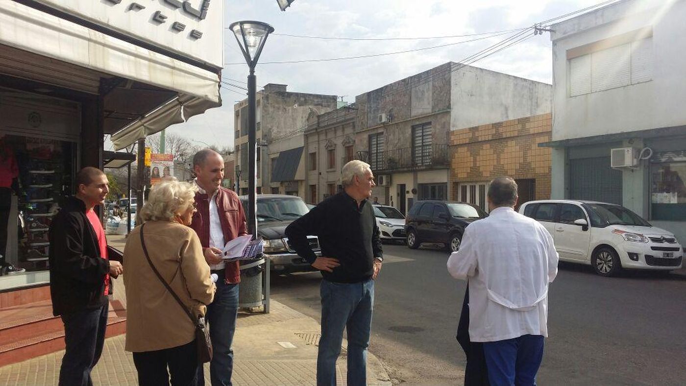 Rubén Leguizamón militando en una esquina de Tolosa, en épocas en que su hijo Marcelo era candidato del Frente Renovador