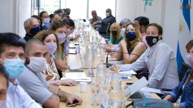 provincia ofrecio una suba de casi 54% a los estatales para cerrar el ano paritario