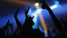 clausuran un bar, detienen al dueno y le secuestran un rifle escondido detras de la barra clausuran un bar, detienen al dueno y le secuestran un rifle escondido detras de la barra