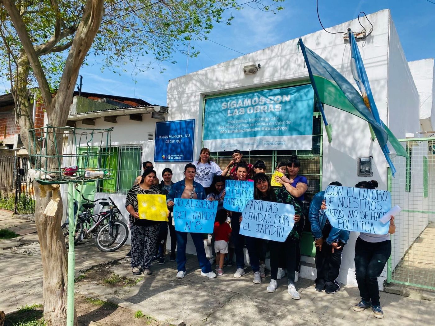 La comunidad educativa del Jardín Municipal N° 8 de La Plata se manifestó este lunes