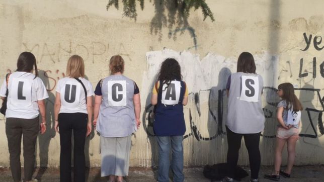 nueva marcha y abrazo al jardin de los hornos para pedir la libertad de lucas puig