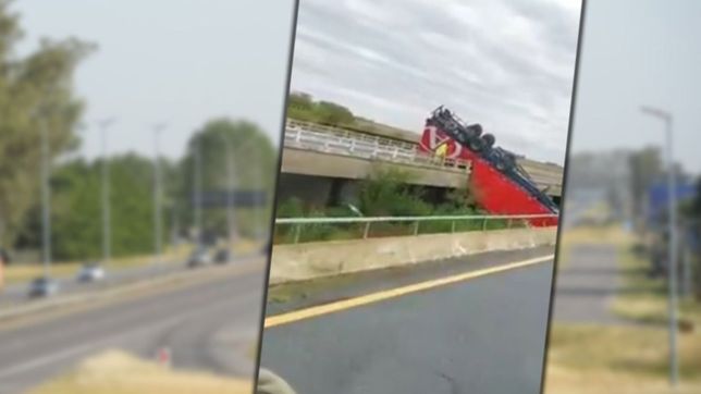 video: un camion quedo colgado en un puente de ruta 2 y el chofer se salvo de milagro