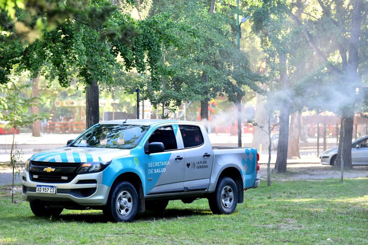 Tras las lluvias, fumigan La Plata para combatir la invasión de mosquitos