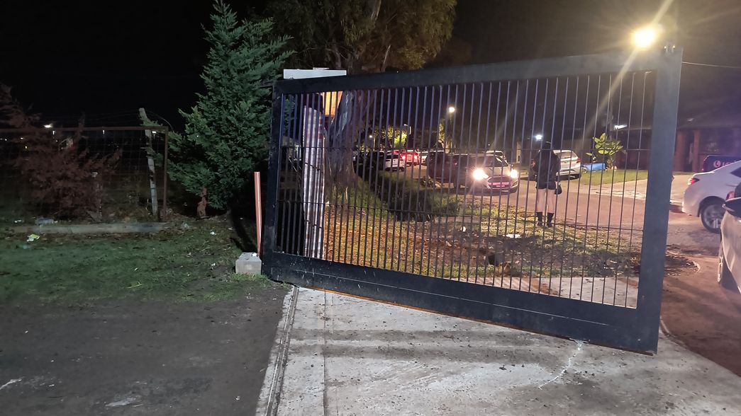 Una joven resultó herida tras caerle encima un portón en el predio del Club Los Tilos