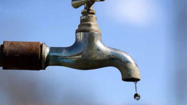 absa reparara una caneria y faltara agua en un amplio sector de la plata