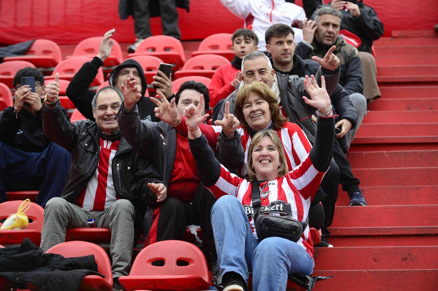 Hinchas Estudiantes UNO Clásico
