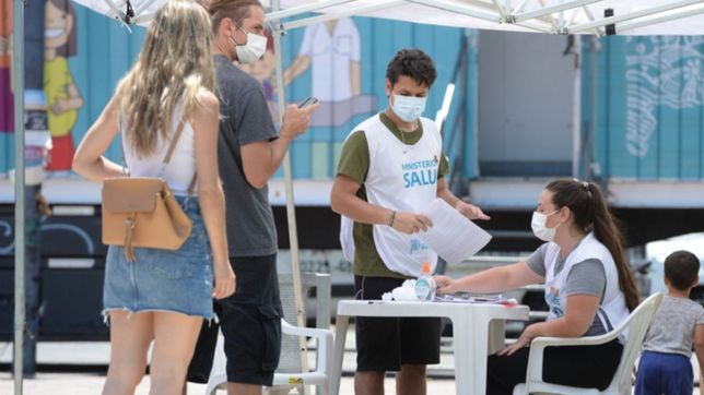 se hicieron 360 hisopados en plaza san martin y uno de cada diez dio positivo