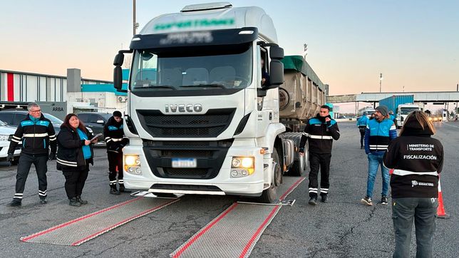 detectan a dos camiones en la autopista con mas de 30 toneladas de carga ilegal