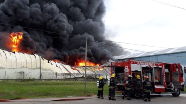 tension en ensenada: se quemo un galpon en zona franca y tuvieron que evacuar el lugar