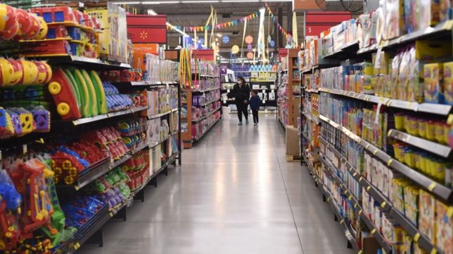 arranca la primera seguidilla de dias de descuentos con la cuenta dni en un hipermercado de la plata