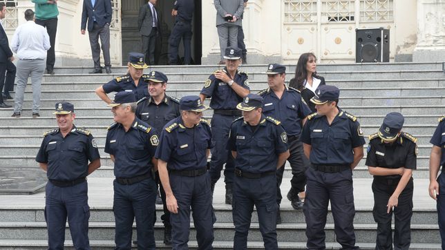 un hombre le ofrecio $50 millones a un comisario de la plata para no detener a su hijo y termino preso
