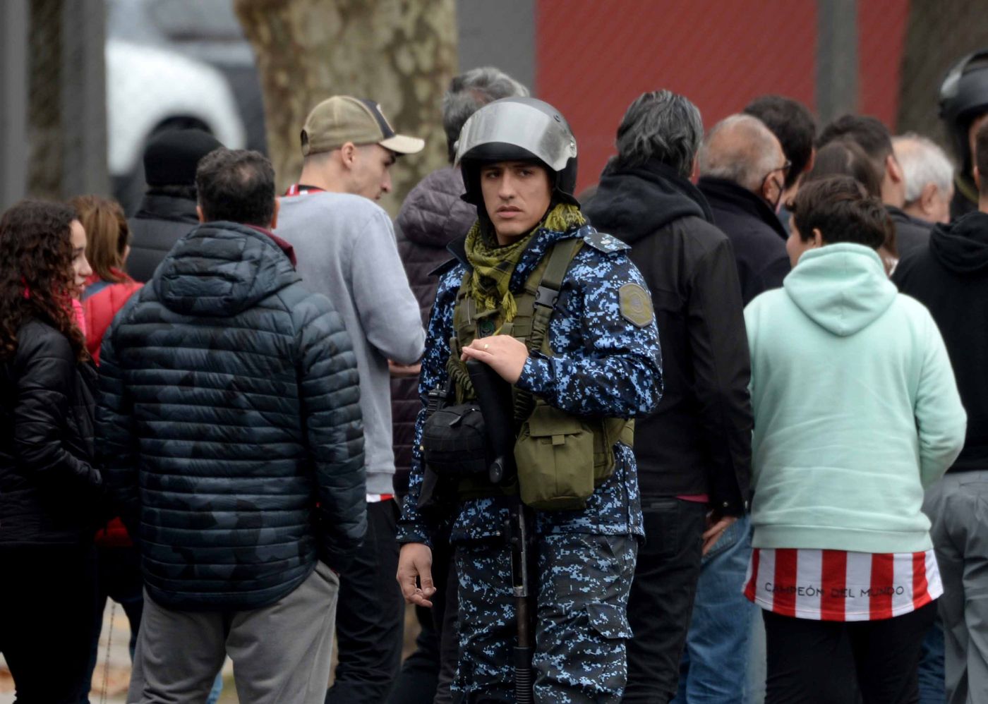 estudiantes hinchada policia-0002.JPG
