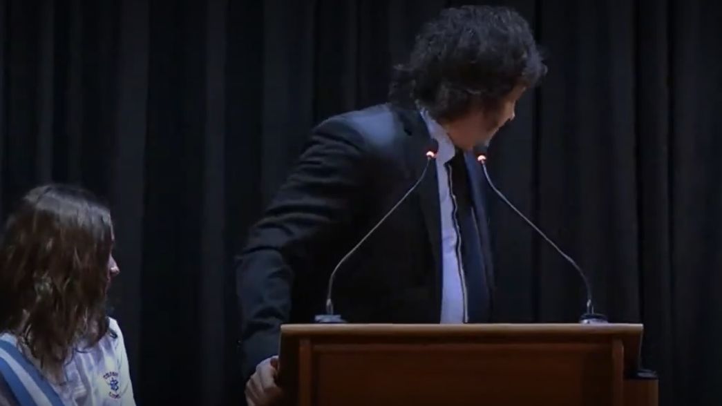Milei se burló de los desmayos de dos alumnos en el acto que realizó en un colegio privado