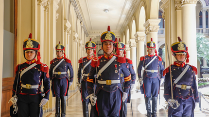Proponen crear una Guardia de Honor al estilo Buckingham en la Gobernación