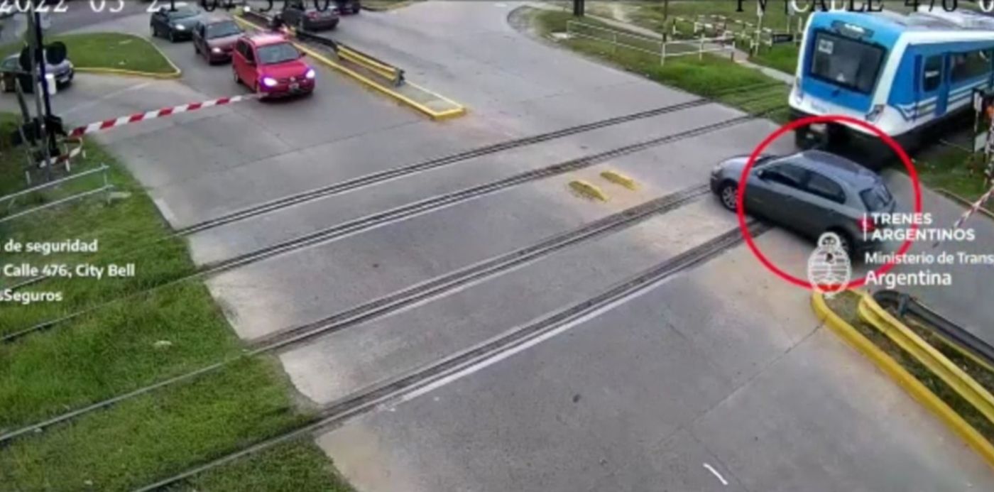 El impactante video del choque entre la formación del tren Roca y un auto  en City Bell