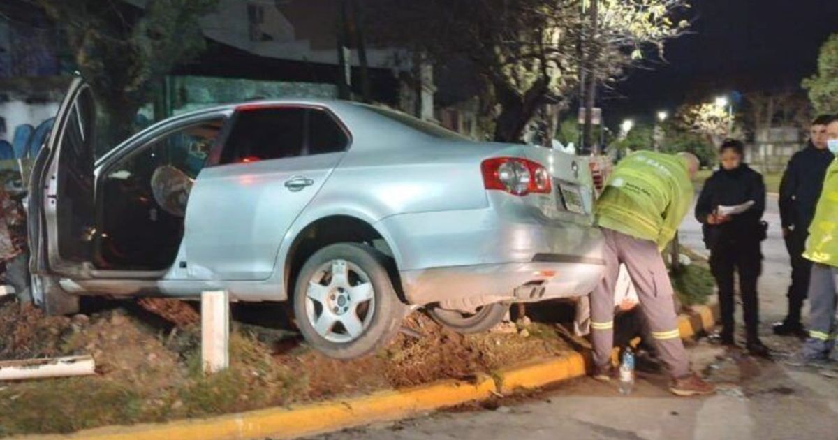 Fuerte choque entre dos autos dejó un herido en La Plata