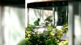 video: entro a una escuela de danza, acuchillo a dos mujeres y fue baleado por la policia