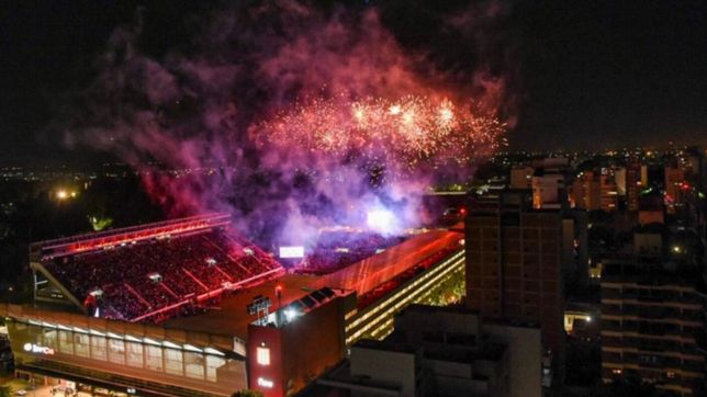 las impactantes imagenes de noche del estadio pincha iluminado con celulares y pirotecnia