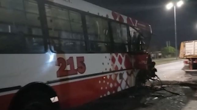 un micro choco contra un camion acoplado en la plata y hay una beba herida