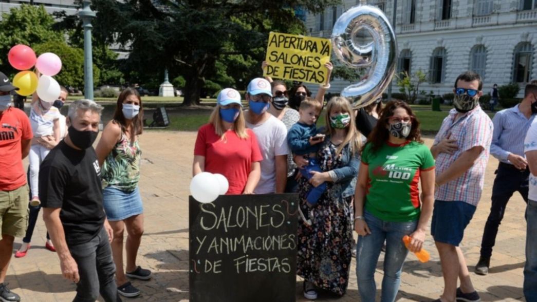 Caravana de dueños salones de fiestas por La Plata: Queremos trabajar