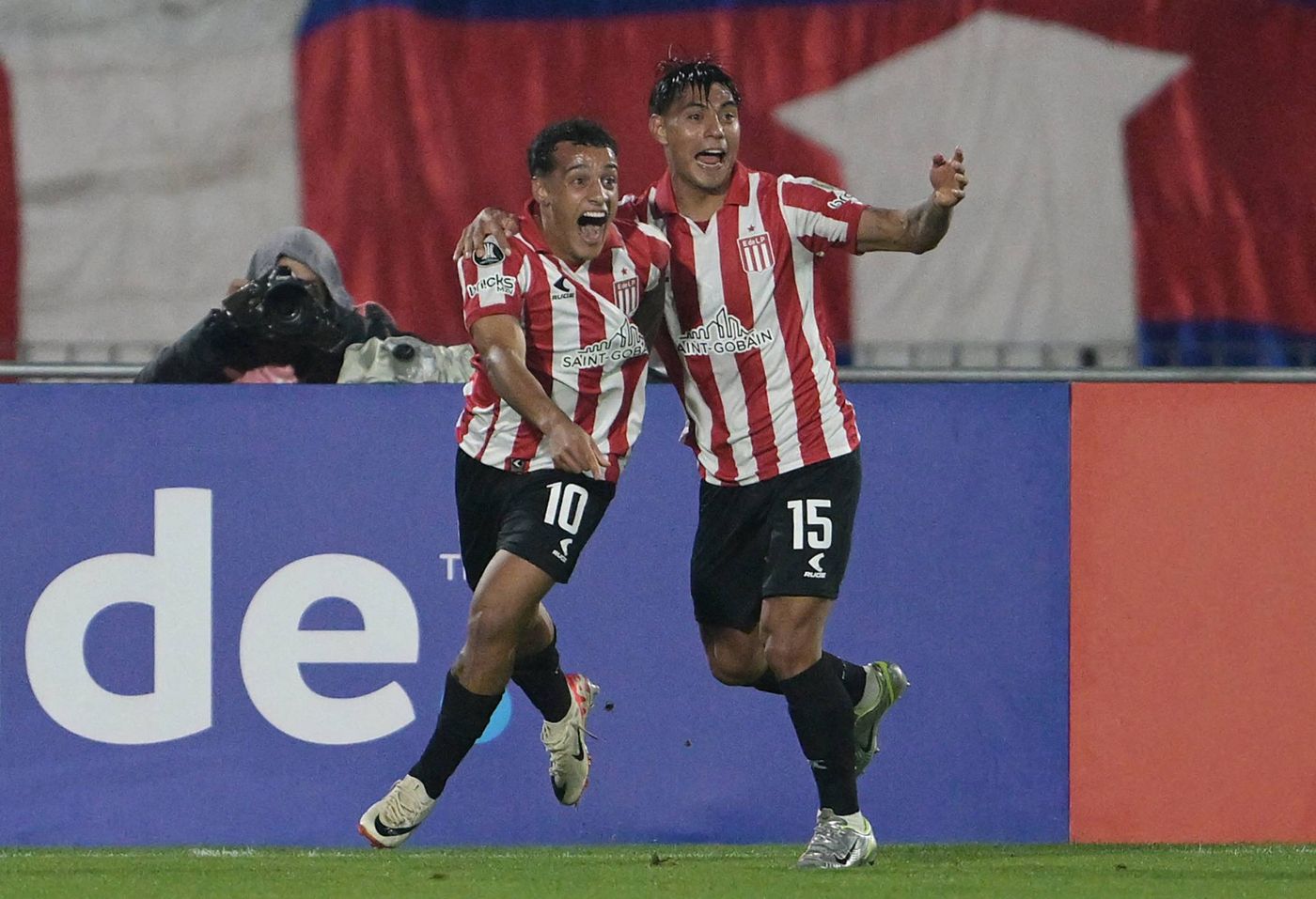 Festejo gol Estudiantes U de Chile Palacios Arzamendia.jpg