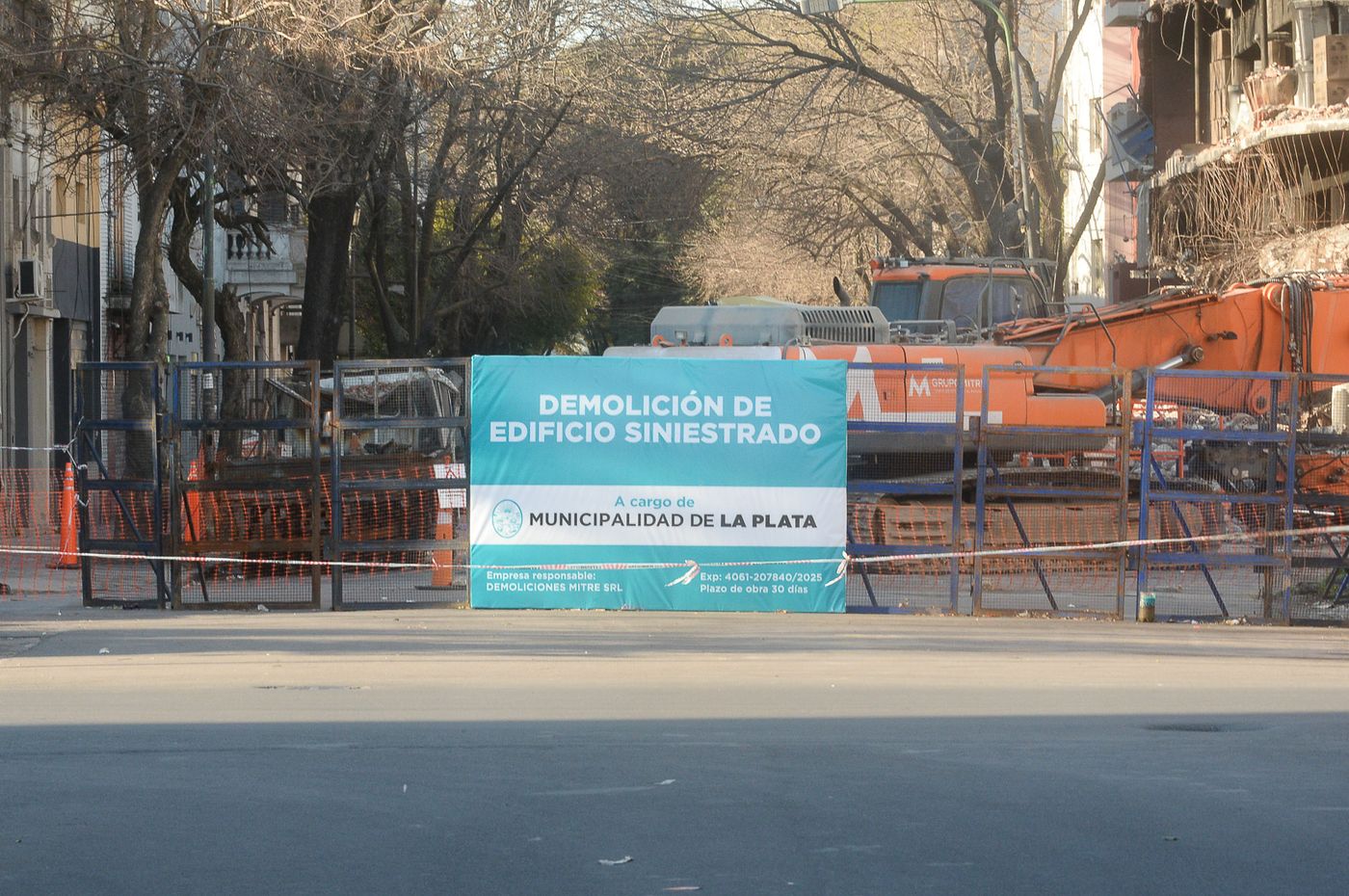 El cartel de obra de la demolición da un plazo de 30 días