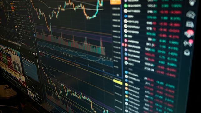 habilitan a adolescentes de 13 a 17 anos a invertir en fondos de acciones, bonos y otros activos