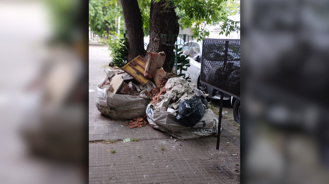 vecinos de la plata reclaman desde febrero el retiro de bolsas de escombro que ocupan la vereda