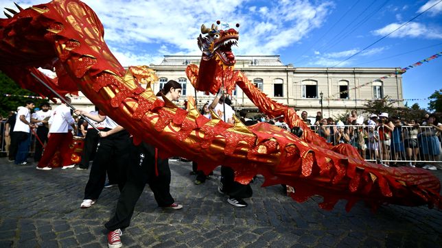 guerra de espuma, comparsas y dragon chino: asi se vivio el carnaval de meridiano v