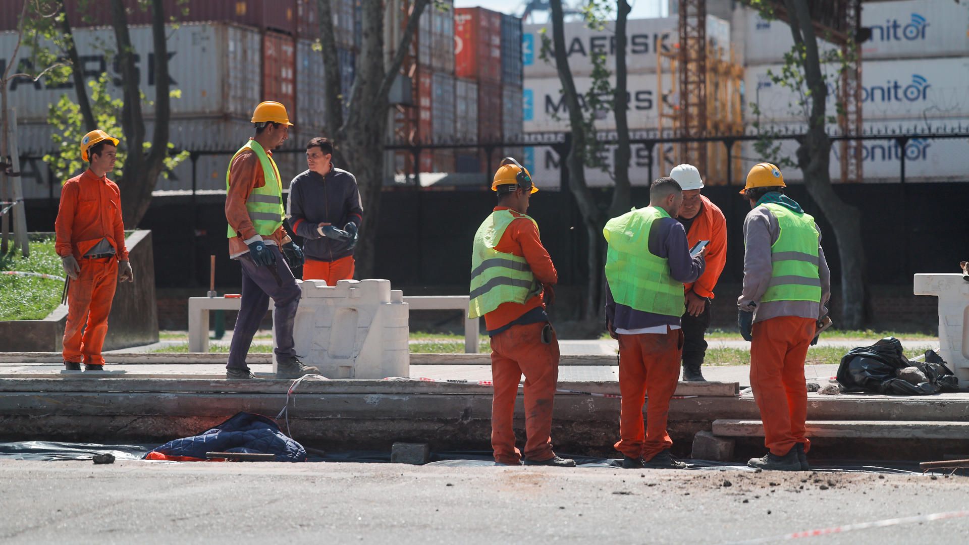 La actividad económica cayó 0,5% en mayo, pero registró una leve suba interanual