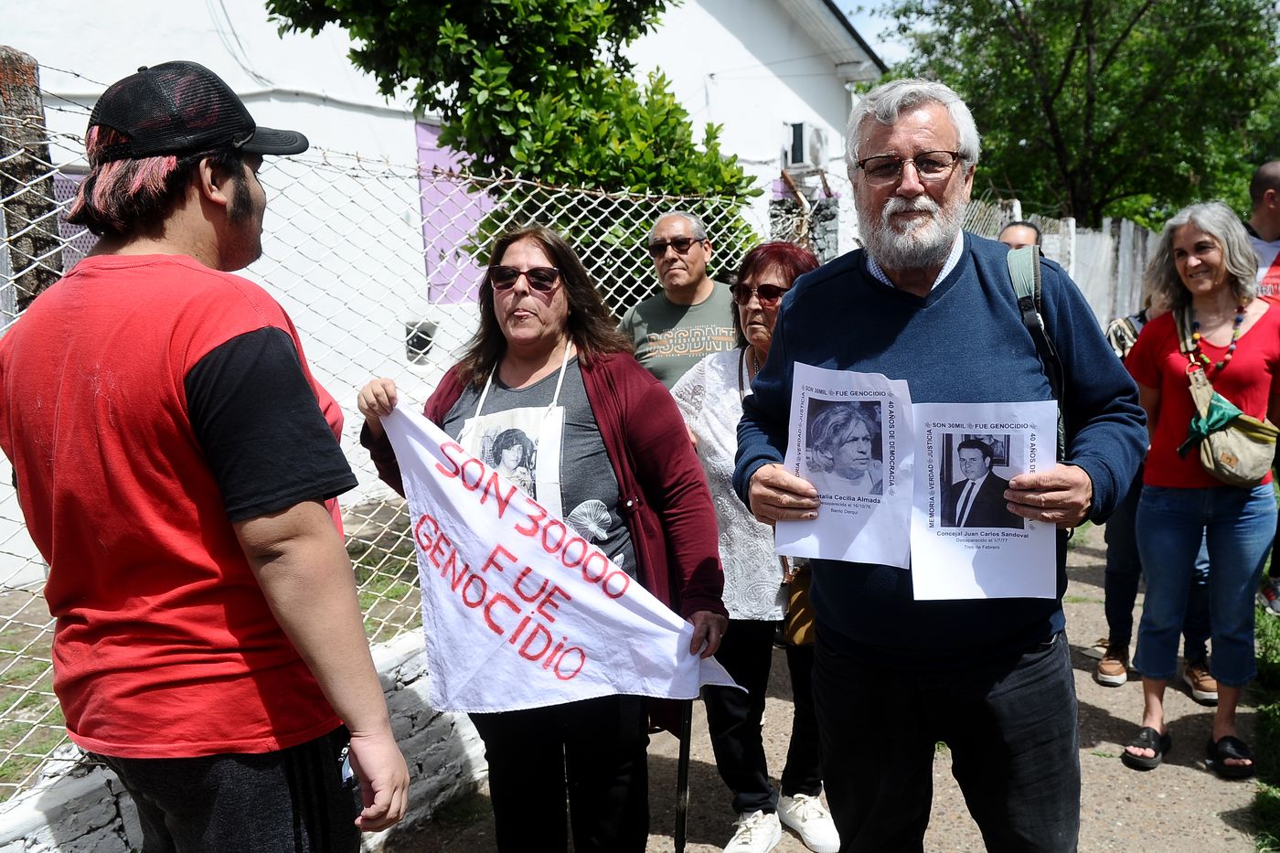 Familiares de personas desaparecidas se manifestaron al jardín donde emitió su voto la candidata a vicepresidenta de La Libertad Avanza (LLA), Victoria Villarruel.