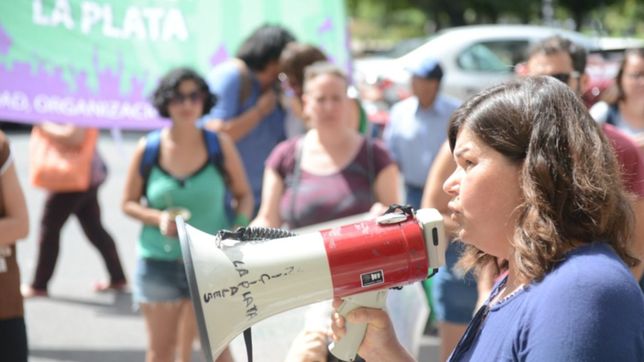 trabajadores municipales protestaron en el pasaje y la municipalidad por la renovacion de sus contratos