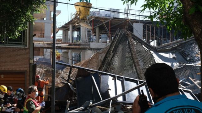 se derrumbo una obra en construccion y rescataron al menos a cuatro obreros
