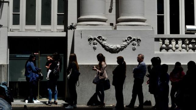 se canso de buscar trabajo y ahora se ofrece a hacer colas de bancos y hospitales