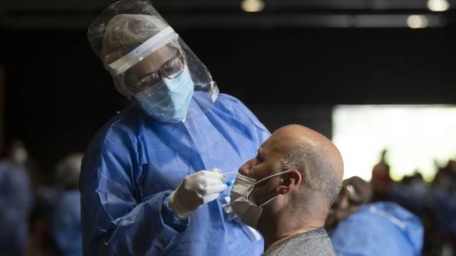 avanza la cuarta ola del covid-19: en el mes aumentaron casi un 300% los casos en el pais