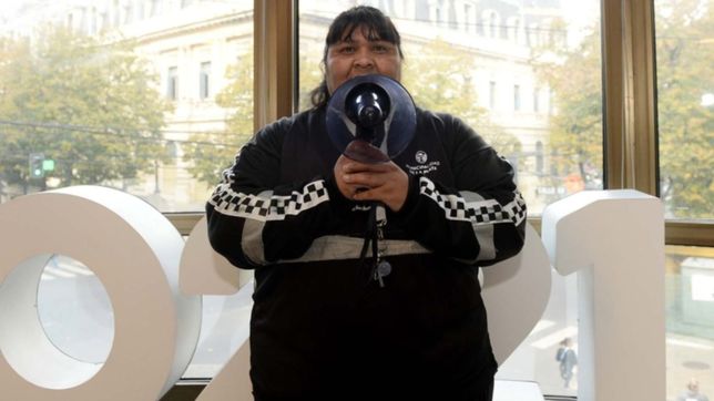 la emotiva historia solidaria detras de la inspectora de la plata que se volvio viral