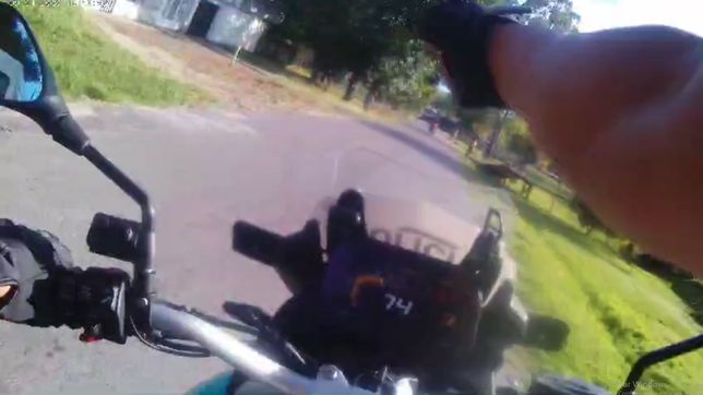 a los tiros y tras una increible persecucion, atraparon a dos motochorros en la plata