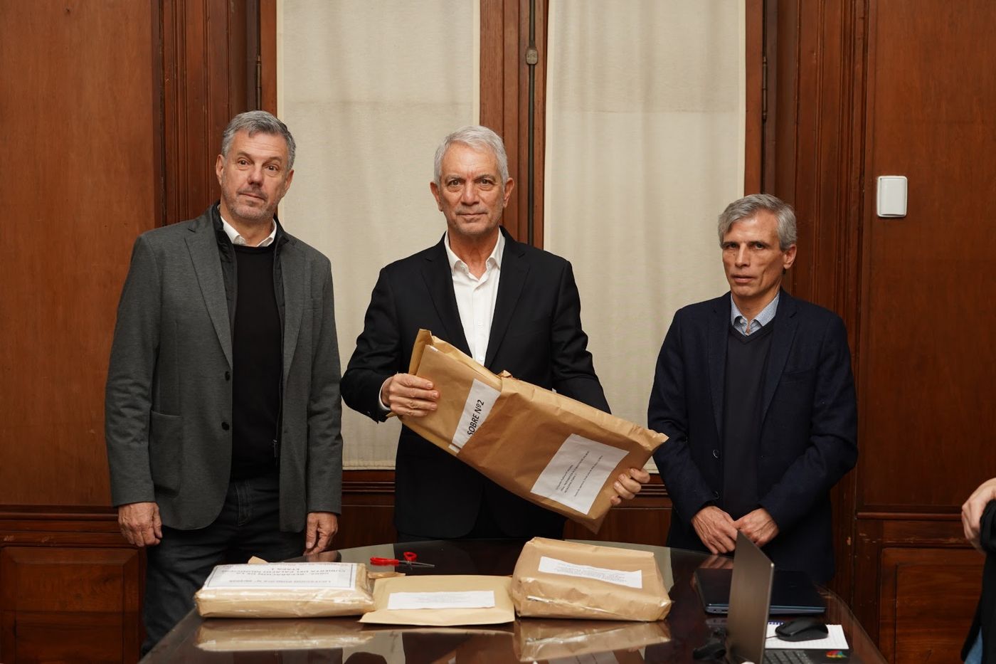 Julio Alak abri&oacute; los sobres de la licitaci&oacute;n para la obra el Palacio Municipal